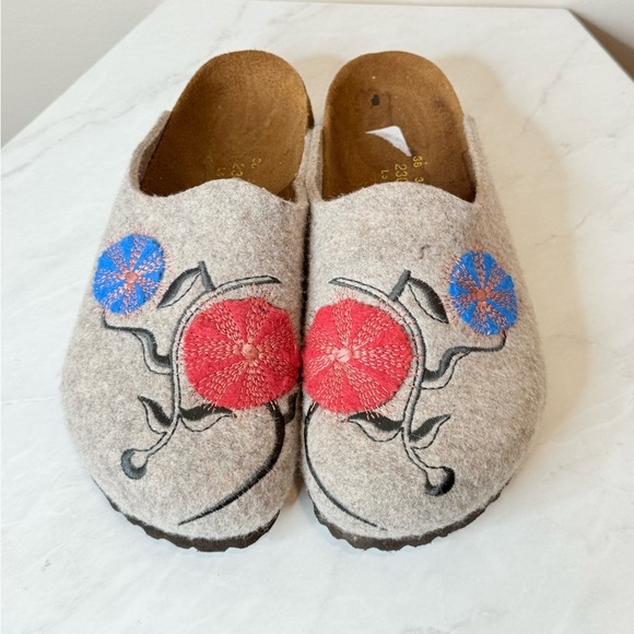 🔥Papillio by Birkenstock Embroidered Gray Slippers with Floral Design🔥 - Picture 3 of 5